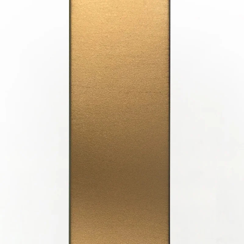 Table d'appoint géométrique en métal et verre avec piètement en X – Finition laiton doré